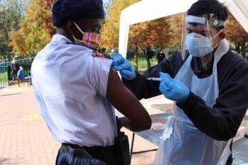 Étudiant en pharmacie vaccinant un sans-abri. - © Aspen Étudiant en pharmacie vaccinant un sans-abri. - © Aspen